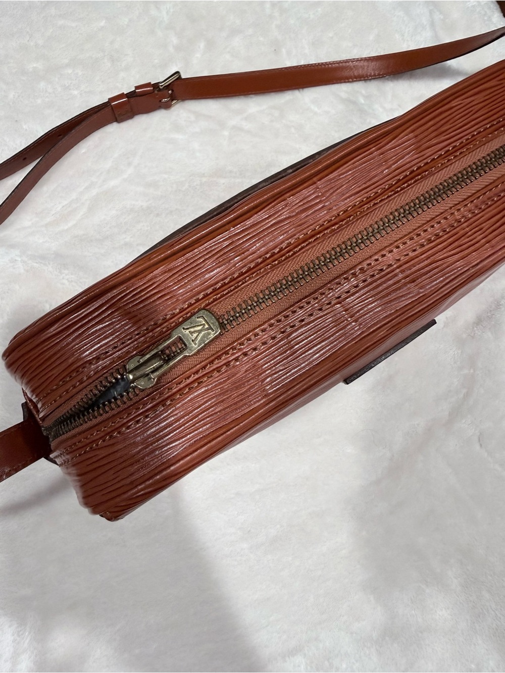 Vintage Louis Vuitton Epi Jeune Fille MM shoulder bag in Kenya Brown leather - Picture 3 of 10
